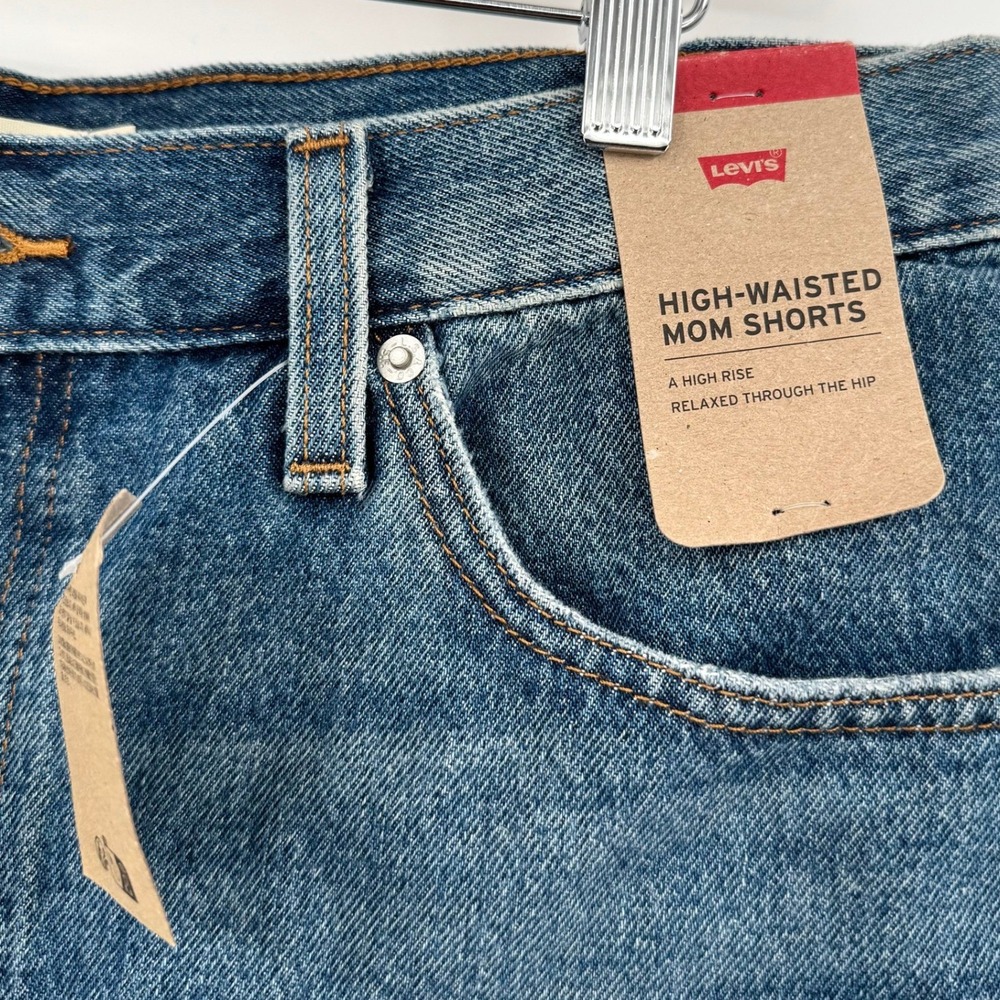 NWT Levi's High-Waisted Mom Shorts Medium Wash Frayed Hem Denim Women's Sz 32 - Picture 8 of 11